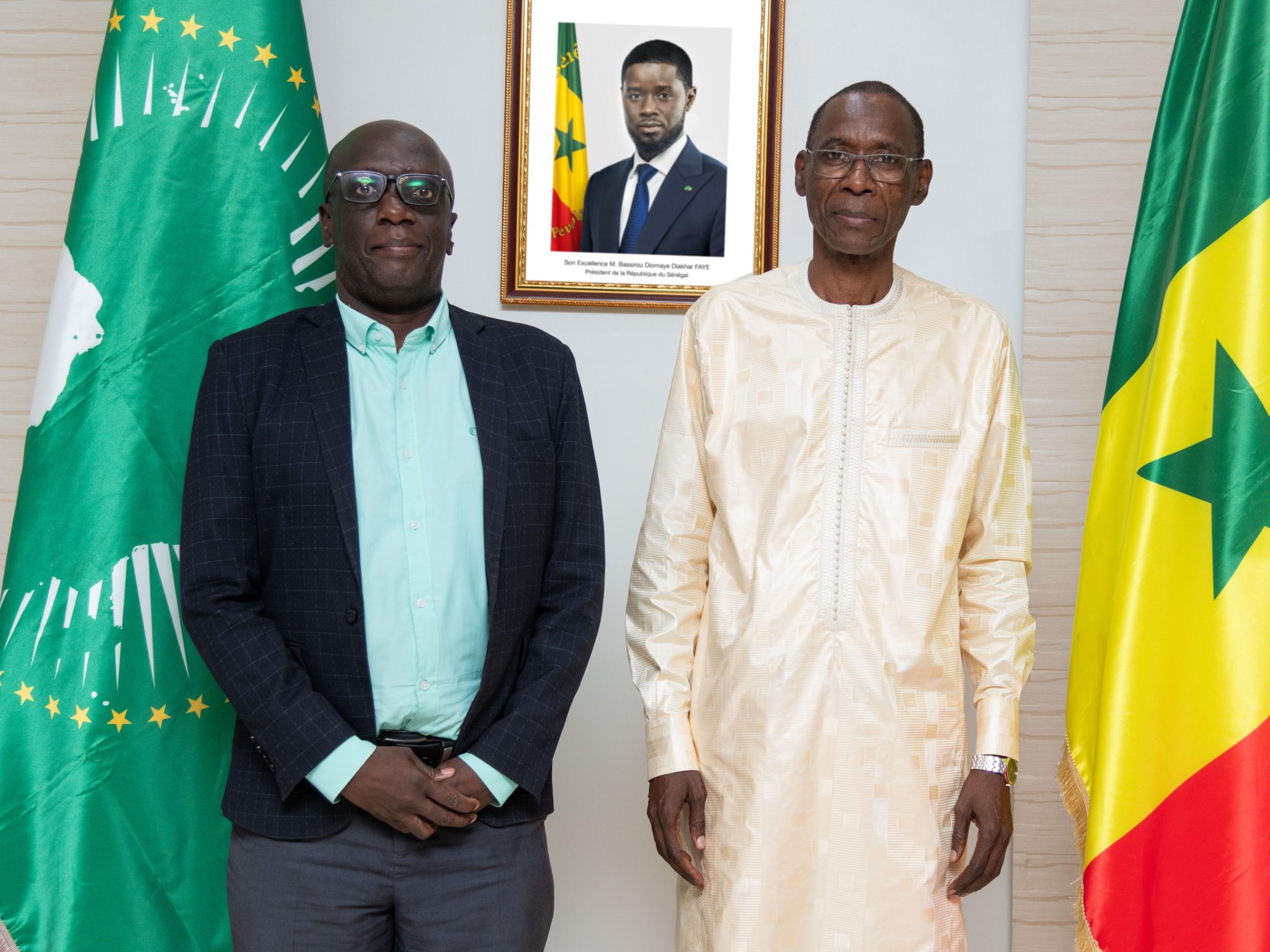 S.E.M. Cheikh NIANG, Ministre de l’Intégration africaine, des Affaires étrangères et des Sénégalais de l’Extérieur et Monsieur Kenneth Mpyisi, Directeur exécutif du Réseau africain pour le Dialogue Inter-Partis (AIPDN). 